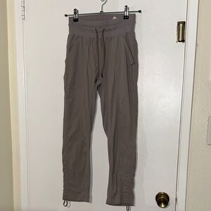 CRZ YOGA Women's Taupe Capris